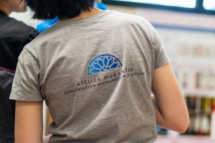 Logo de l'atelier Muranése sur le tshirt d'une salariée