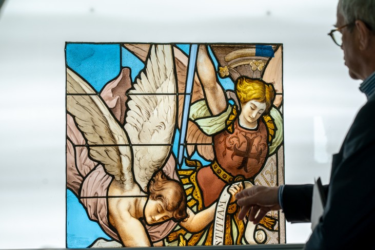 Vitrail coloré en cours de restauration