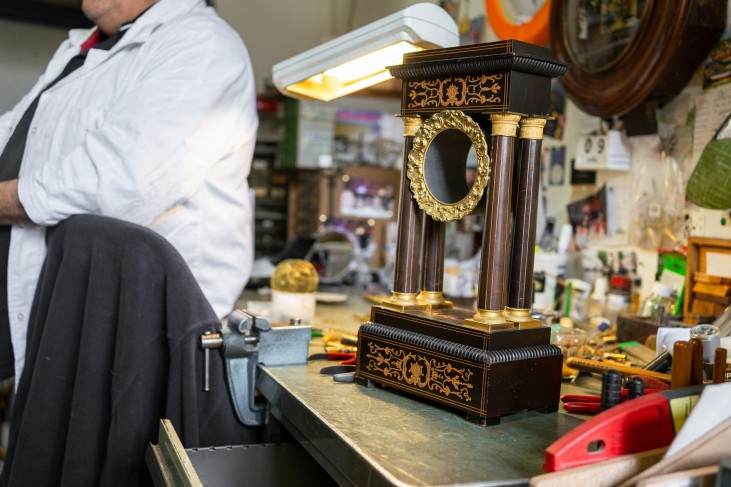 Atelier de Paulo Pedro, restaurateur horloger à Versailles