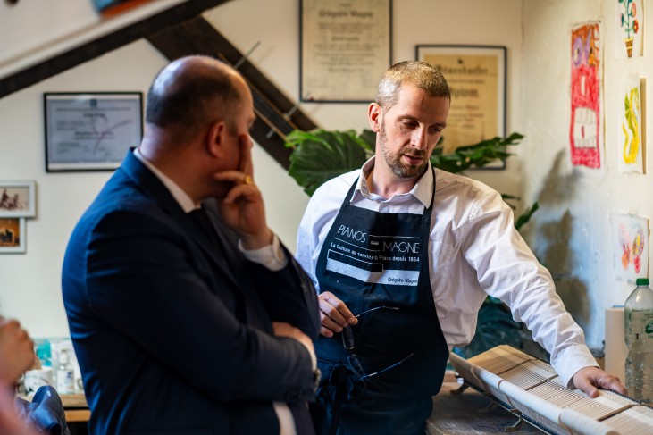 Échange entre le préfet des yvelines et Grégoire Magne à l'atelier Maison Magne