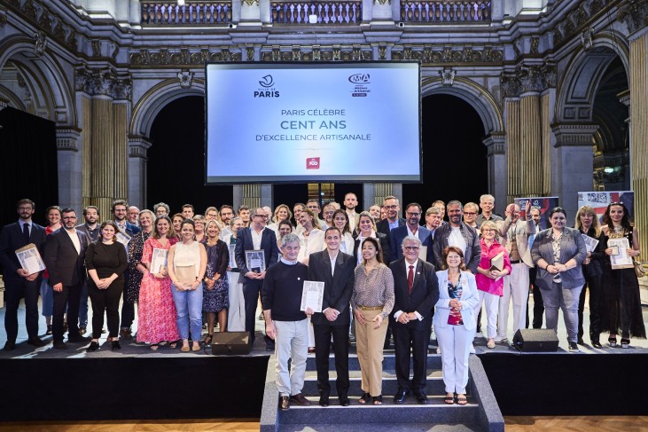 Photo de groupe des entreprises artisanales centenaires distinguées à l'Hôtel de Ville de Paris
