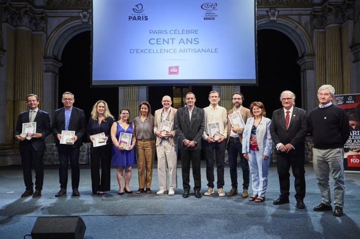 Groupe d'entreprises centenaires distinguées à l'Hôtel de Ville de Paris