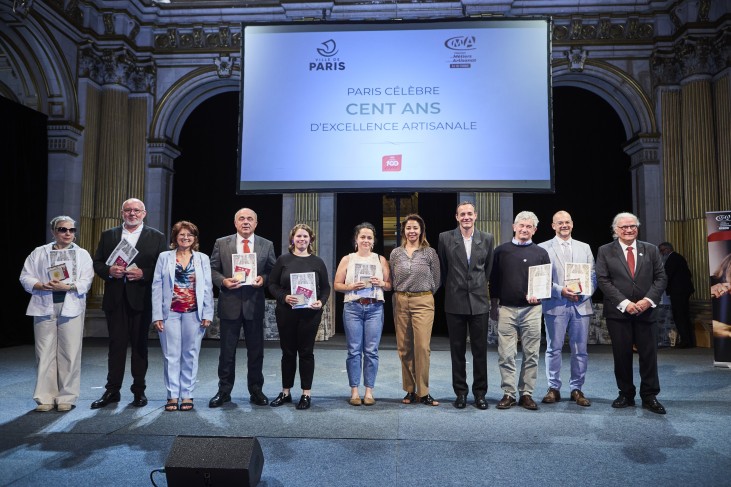 Groupe d'entreprises centenaires distinguées à l'Hôtel de Ville de Paris