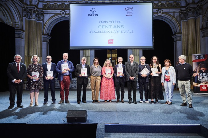 Groupe d'entreprises centenaires distinguées à l'Hôtel de Ville de Paris