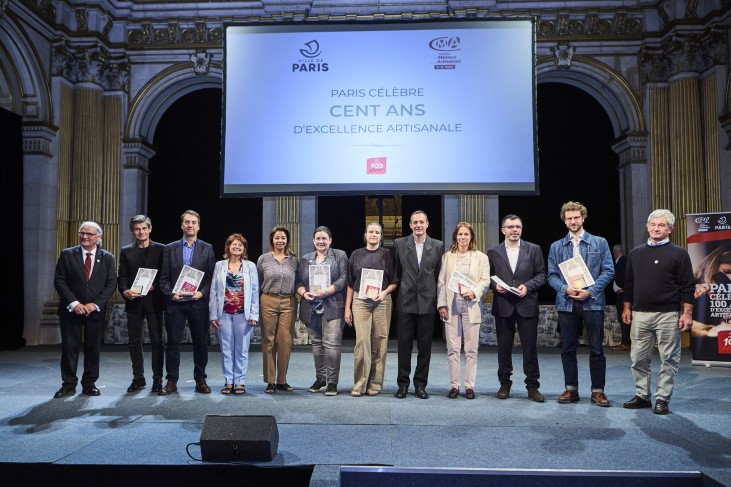 Groupe d'entreprises centenaires distinguées à l'Hôtel de Ville de Paris