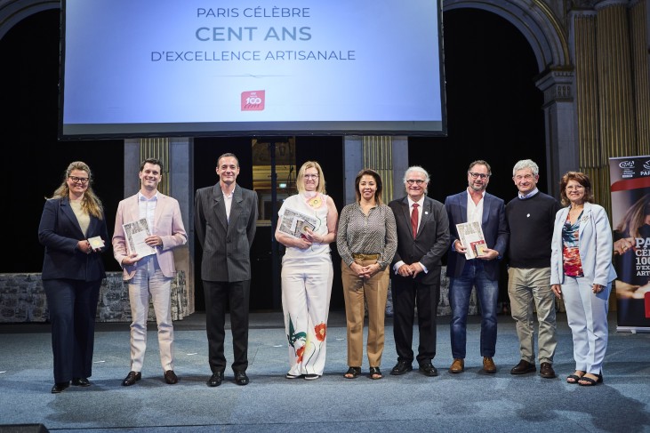 Groupe d'entreprises centenaires distinguées à l'Hôtel de Ville de Paris