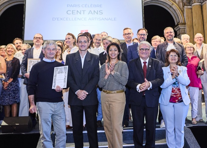 Photo de groupe avec les entreprises artisanales parisiennes centenaires dans les salons de l'Hôtel de Ville de Paris 