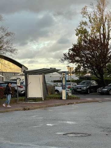 Abris de bus détruit suite à la tornade dans le Val-d'Oise