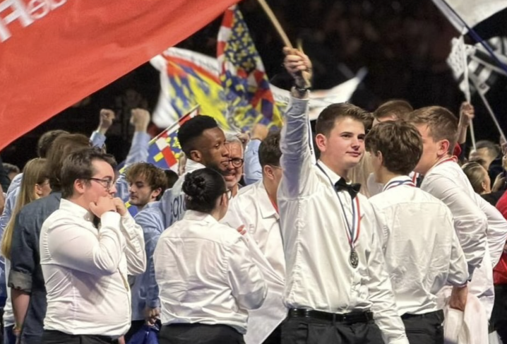 photo de lilyan avec le drapeau IDF et sa médaille 