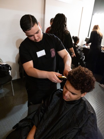 apprenti qui coiffe à la tondeuse