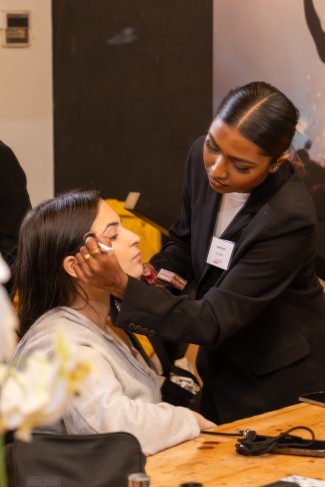 apprentie qui maquille