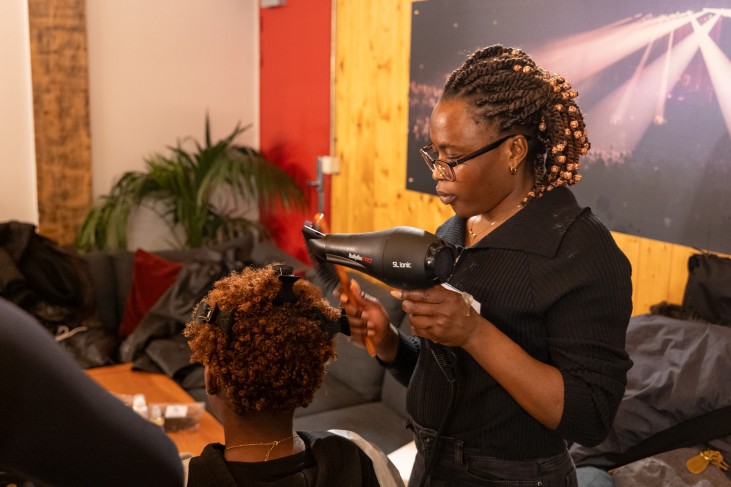 apprentie qui coiffe