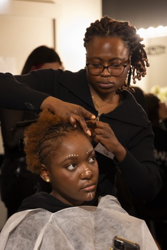 apprentie qui coiffe