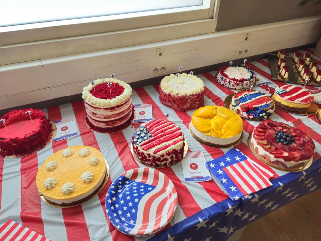 table avec les pâtisseries