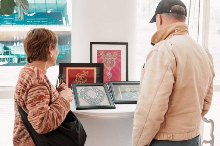 visiteurs regardent l'exposition