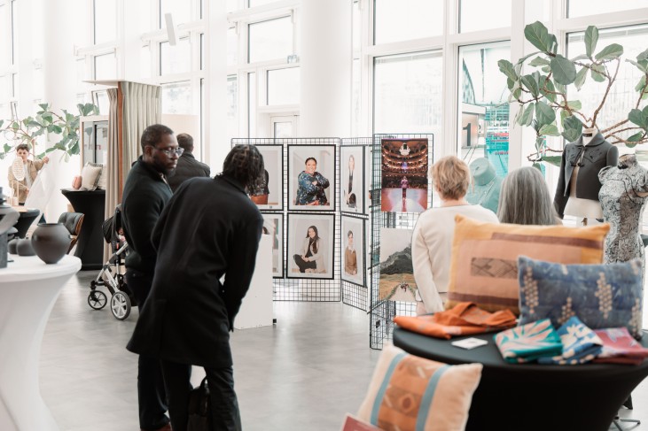 visiteurs regardent l'exposition