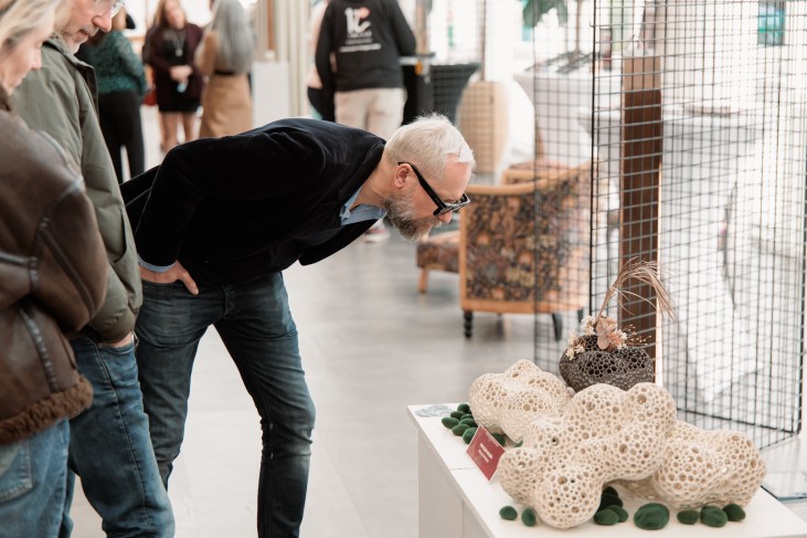 Ludovic Wamberg regarde l'exposition