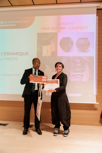 Ruddy Jean-Jacques, remet son prix à Emmanuelle PRIETO lauréate prix espoir