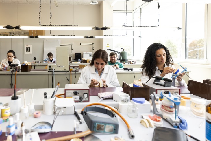 Étudiants en BTS Prothésiste Dentaire travaillant en salle de travaux pratiques au centre de formation CMA Île-de-France à Bobigny