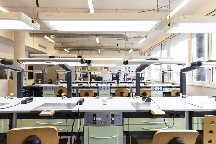 Salle de travaux pratiques du centre de formation CMA Île-de-France à Bobigny dédiée au BTS Prothésiste Dentaire