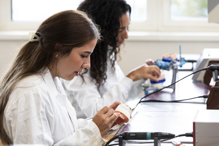 Deux étudiantes en BTS Prothésiste Dentaire en travaux pratiques au centre de formation CMA Île-de-France à Bobigny