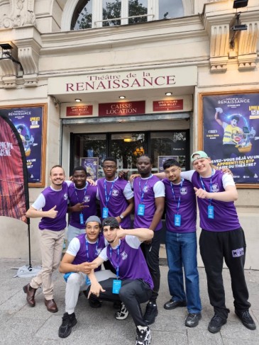 les apprentis posent devant le théâtre de la renaissance
