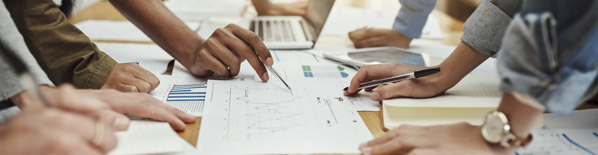 personnes en réunion pour une création d'entreprise