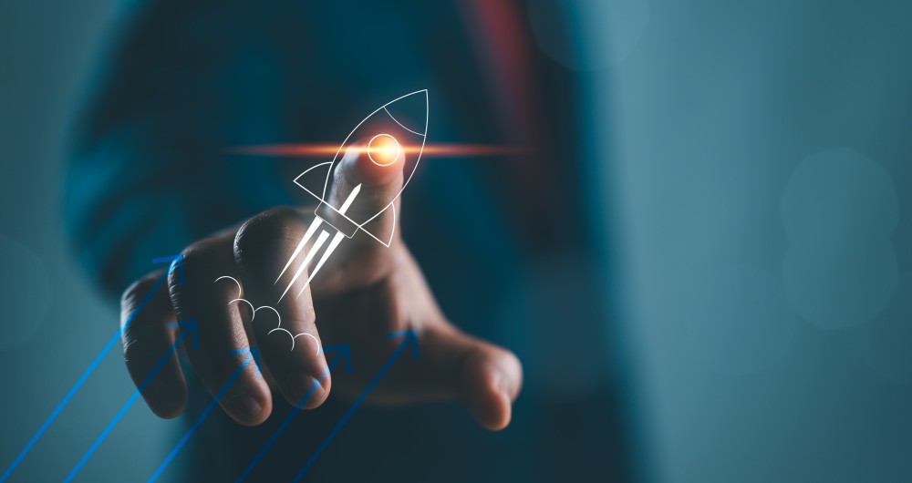 Homme pointant le doigt sur une fusée symbolisant le développement