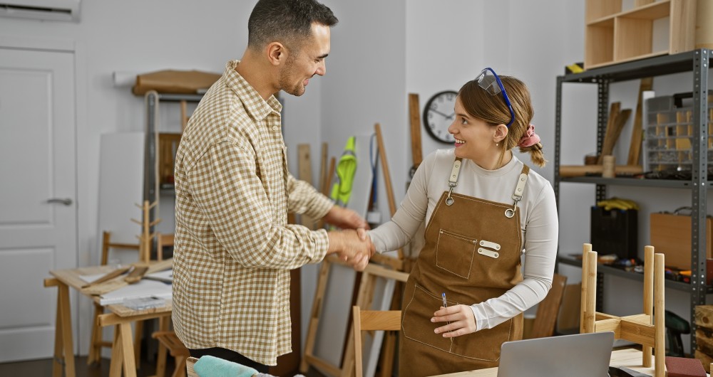 Homme rencontre un jeune artisane