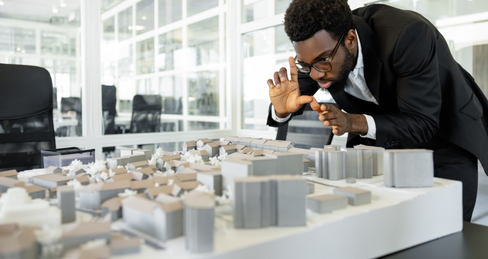 Homme devant une maquette d'une ville