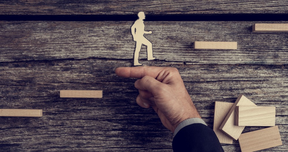 Image de métaphore où un entrepreneur aide un employé à progresser