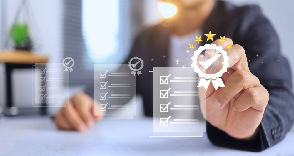 Personne validant virtuellement une certification ou une liste de contrôle.