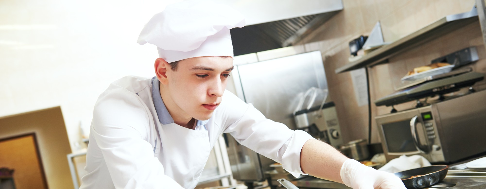 commis de cuisine qui dresse des assiettes