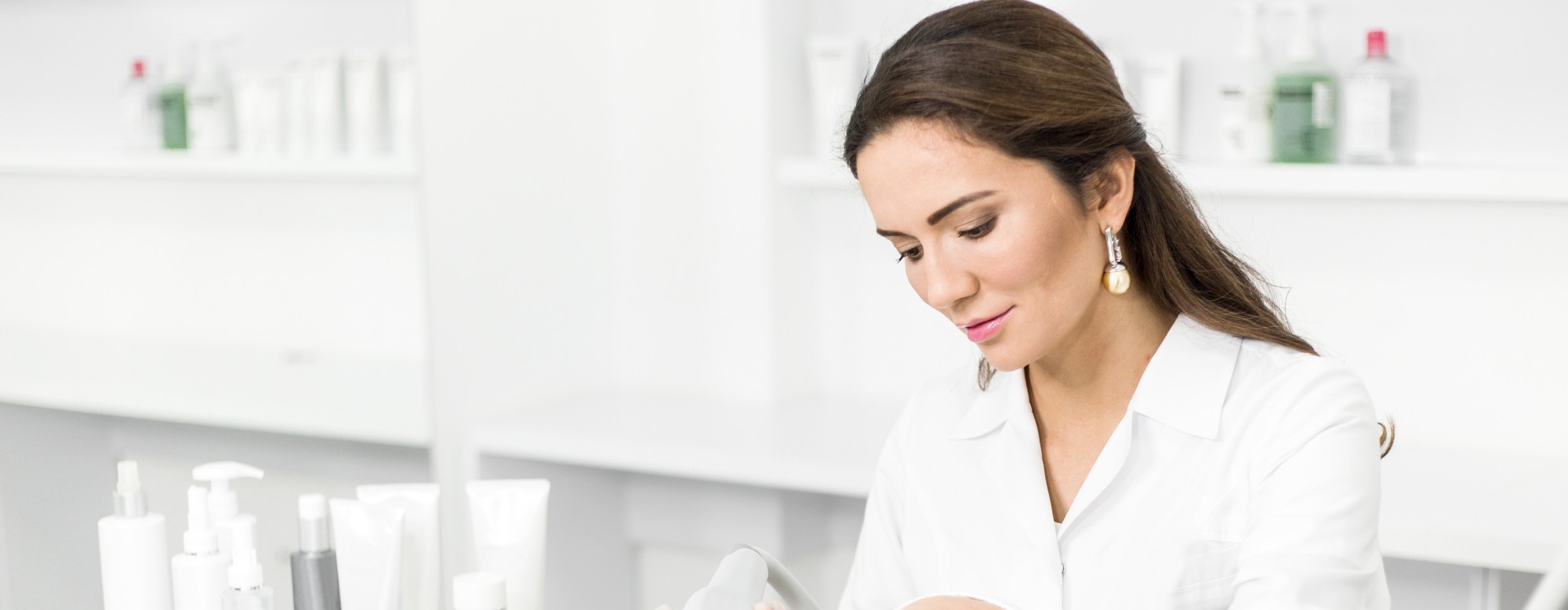 esthéticienne qui applique un soin sur une cliente