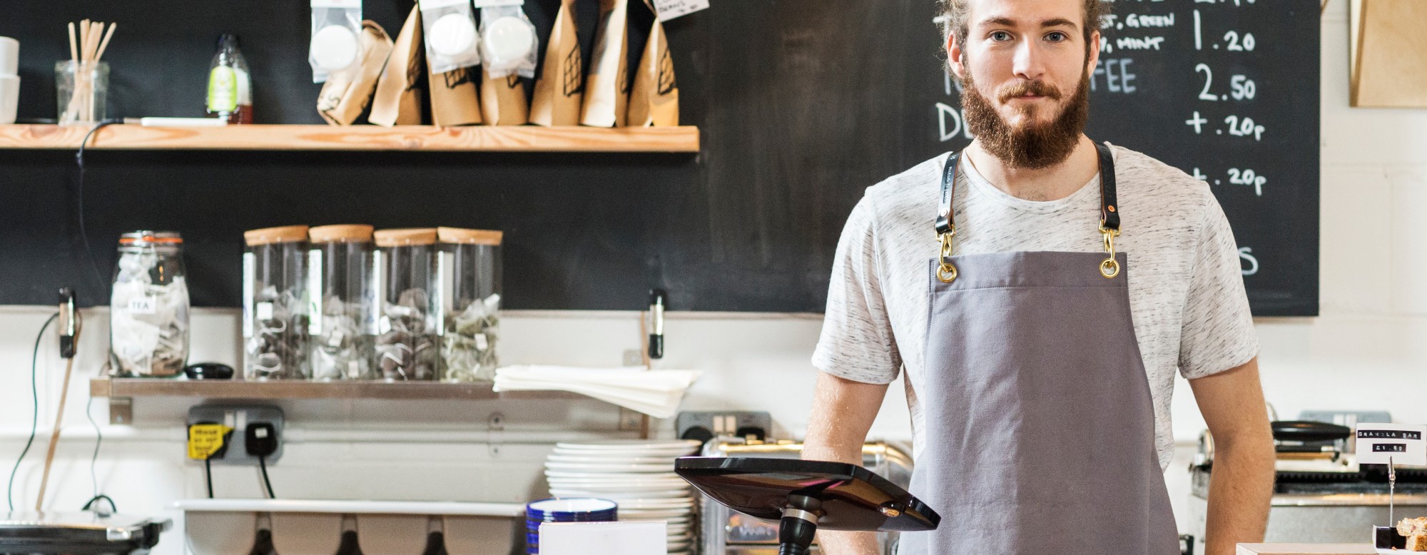Jeune homme derrière un bar de restaurant