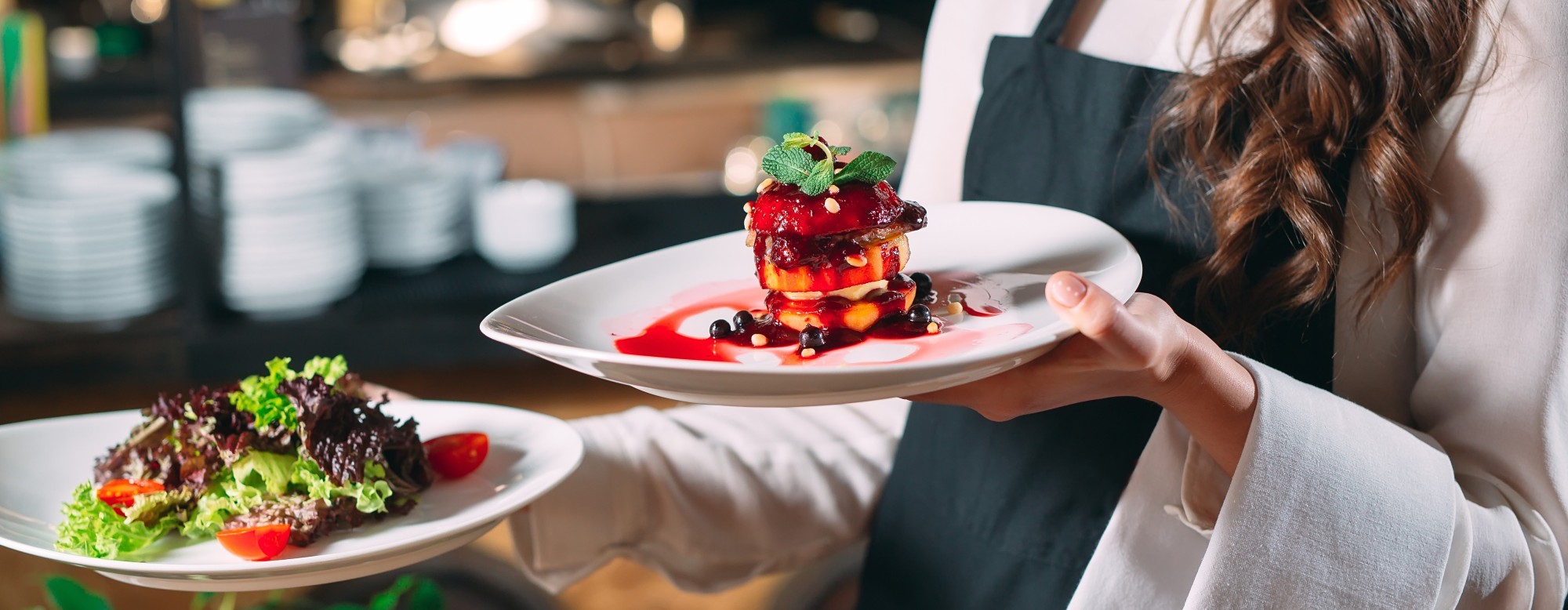 Serveur amenant des plats aux clients