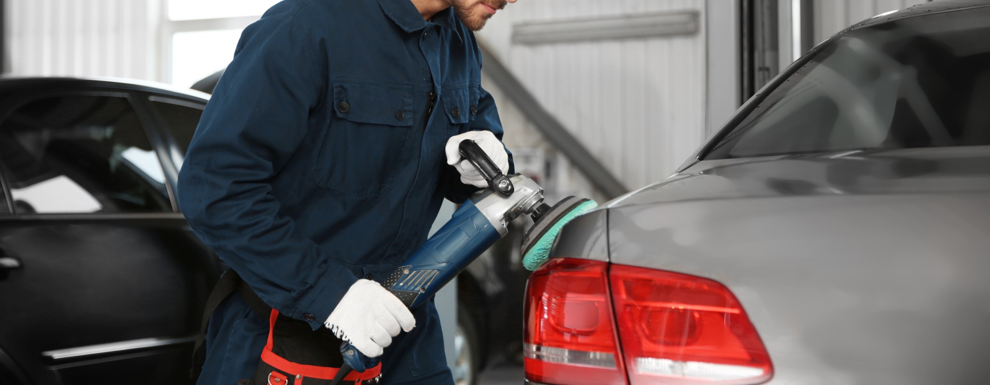 Carrossier travaille sur une voiture