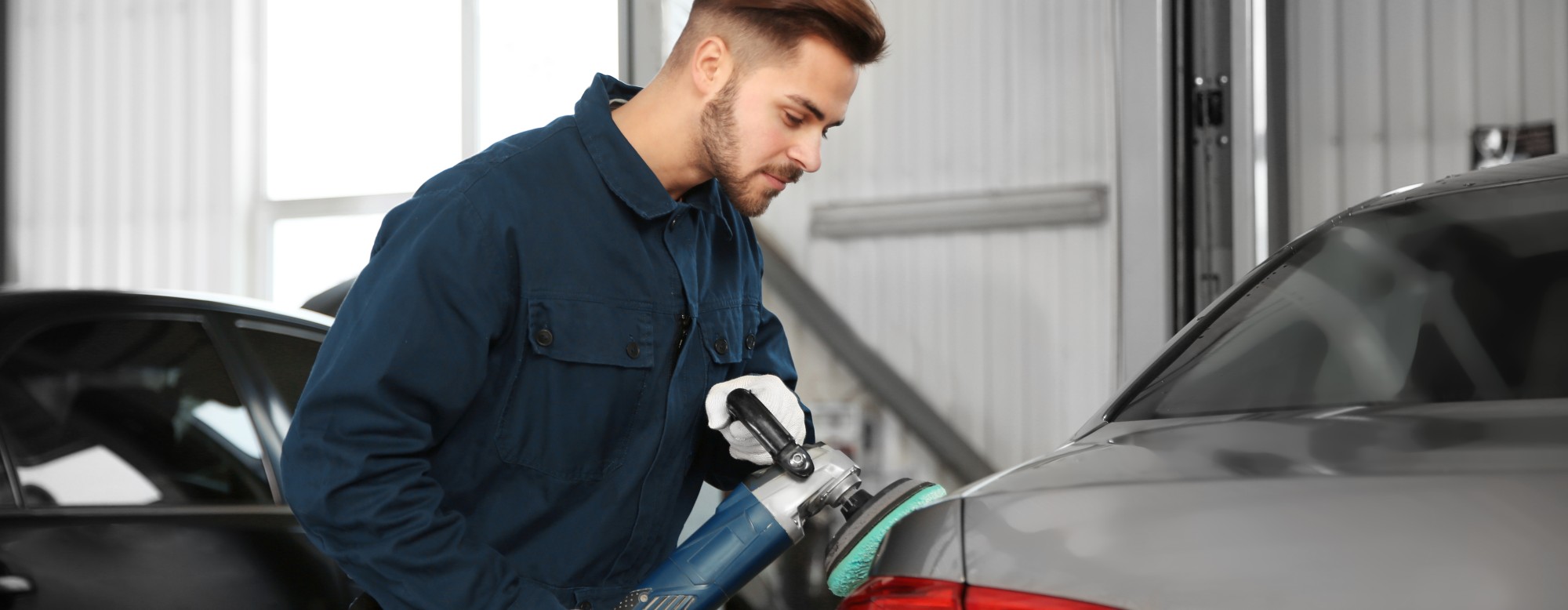 Carrossier travaille sur une voiture