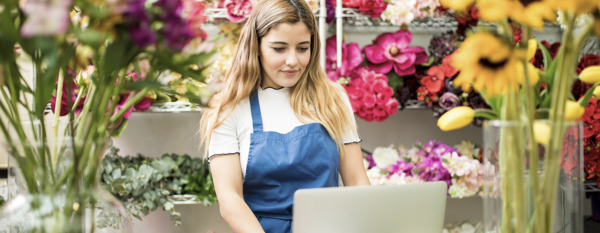 Fleuriste sur son ordinateur dans sa boutique