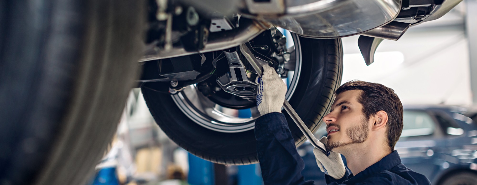 Réparation d'une roue par un mécanicien