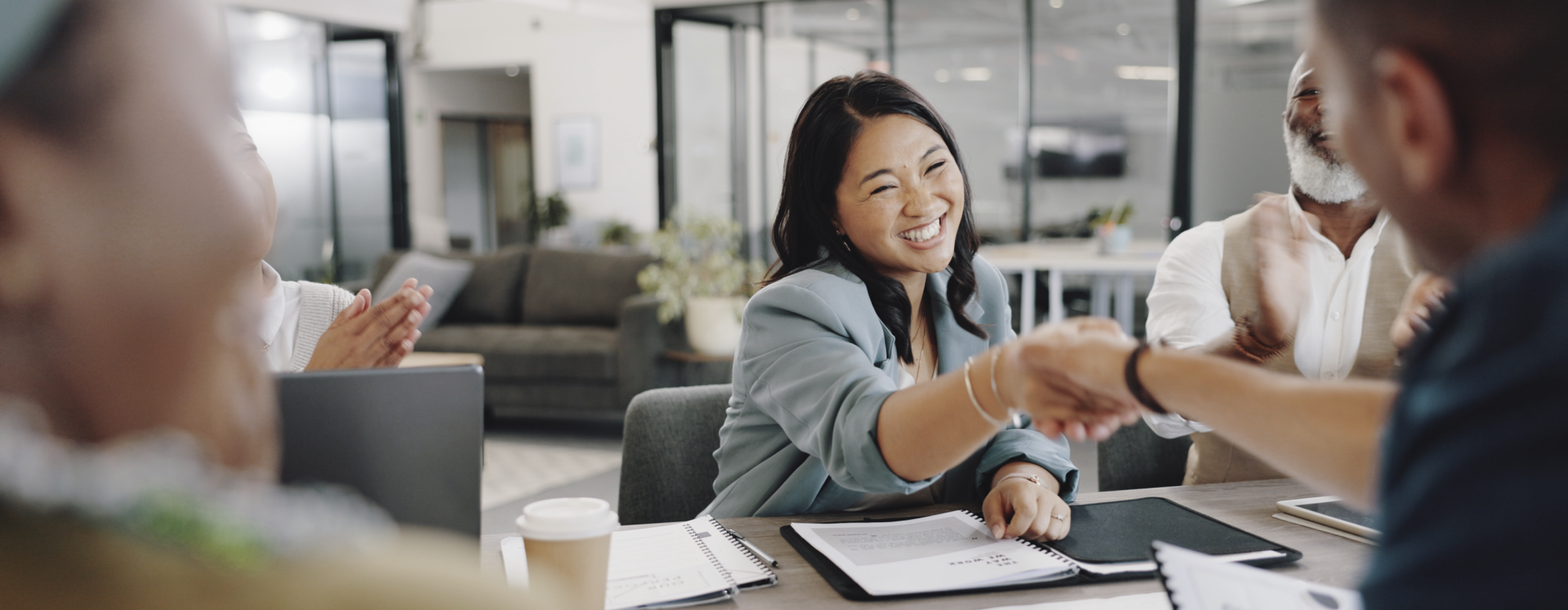 Femme serrant la main à un homme dans un bureau