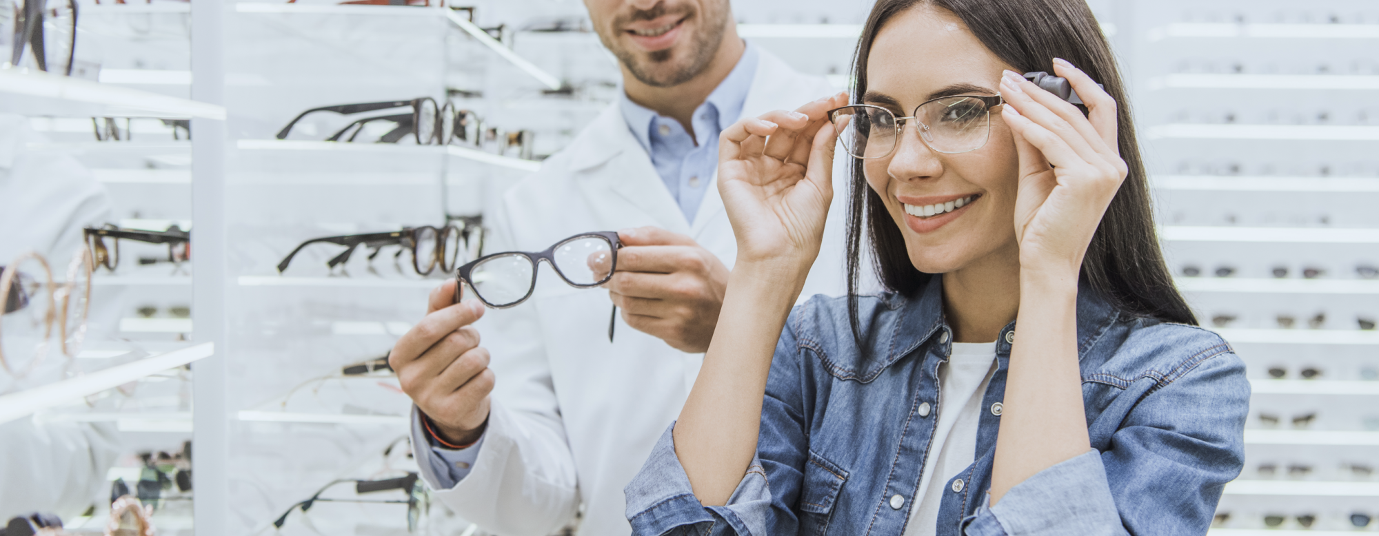 Opticienne fait essayer des lunettes à une cliente