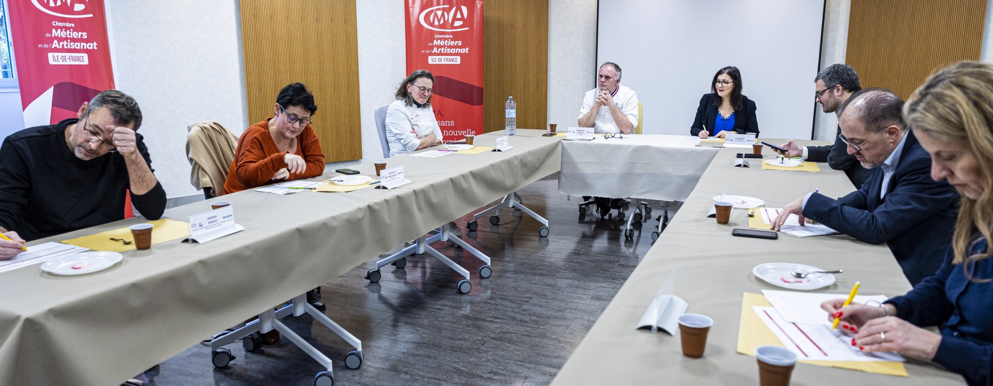 Le jury qui goûte les bûches