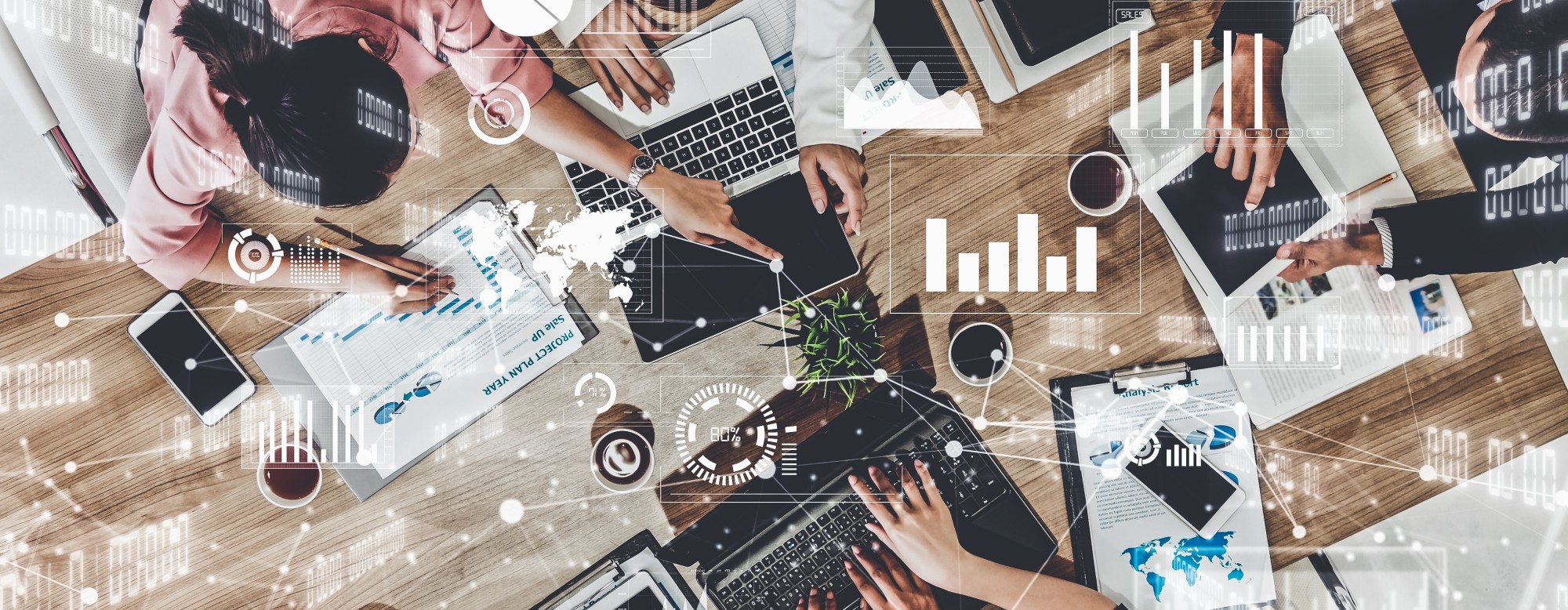 Jeunes utilisant des outils digitaux lors d'une réunion d'entreprise