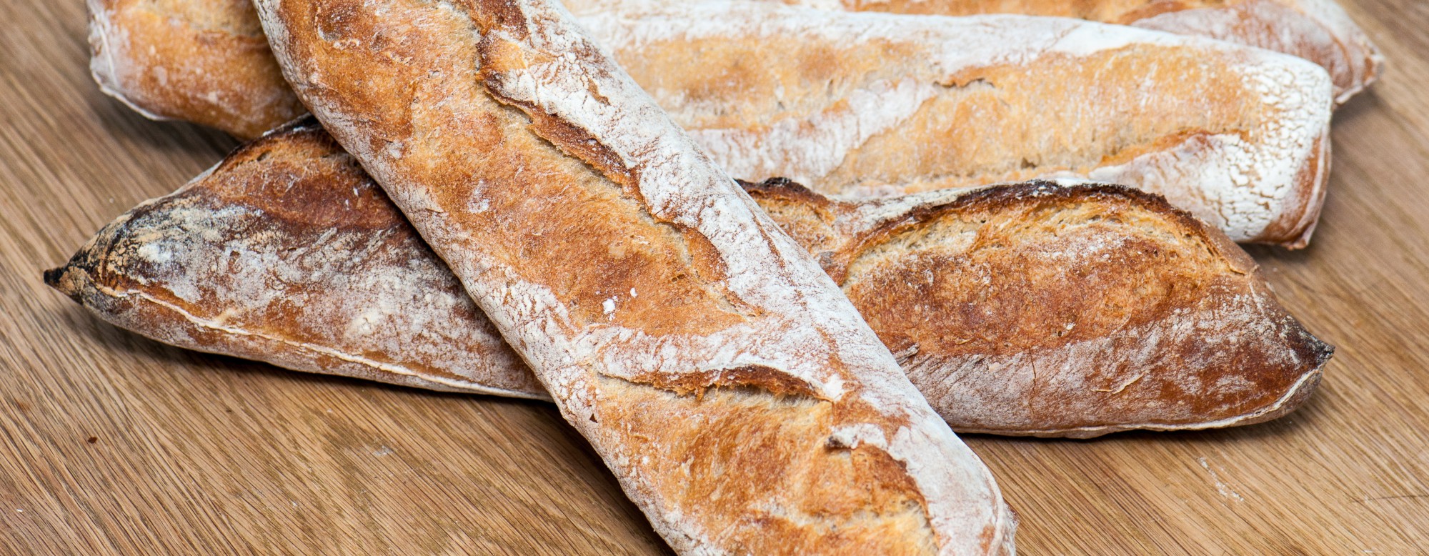 Baguettes tradition sur une table en bois
