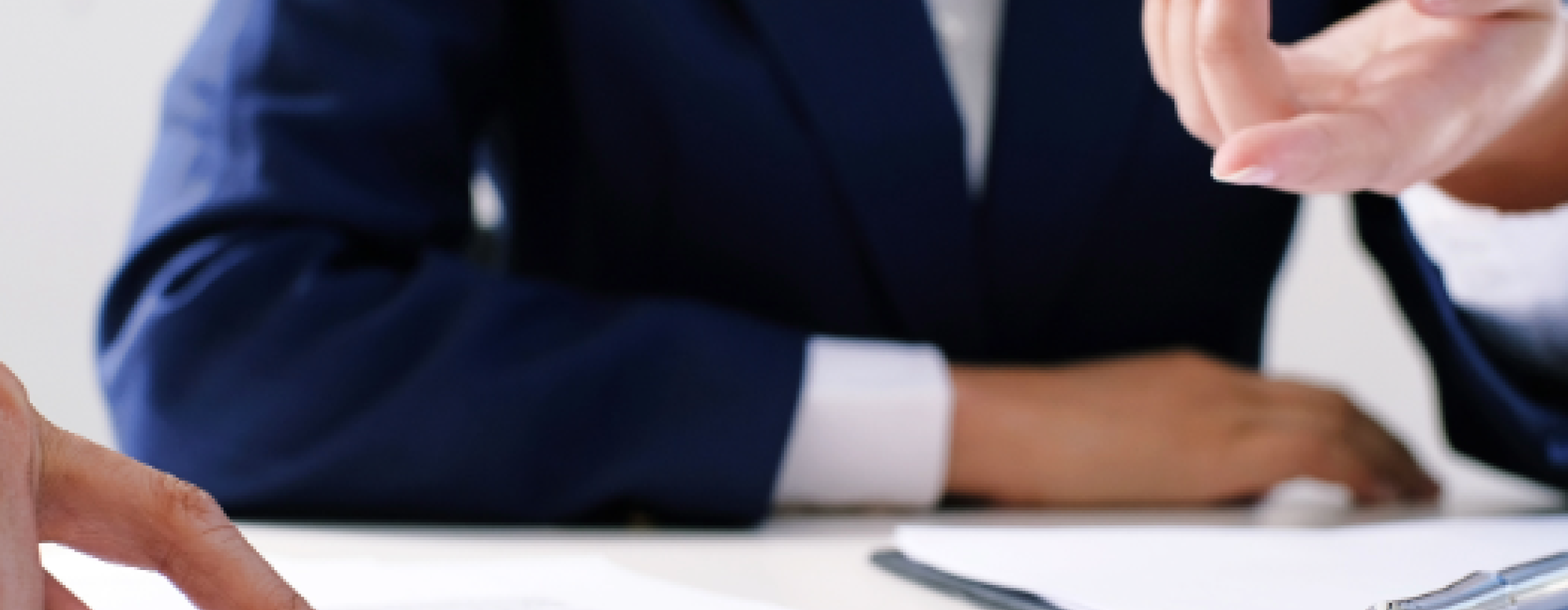 Personne en discussion autour de documents