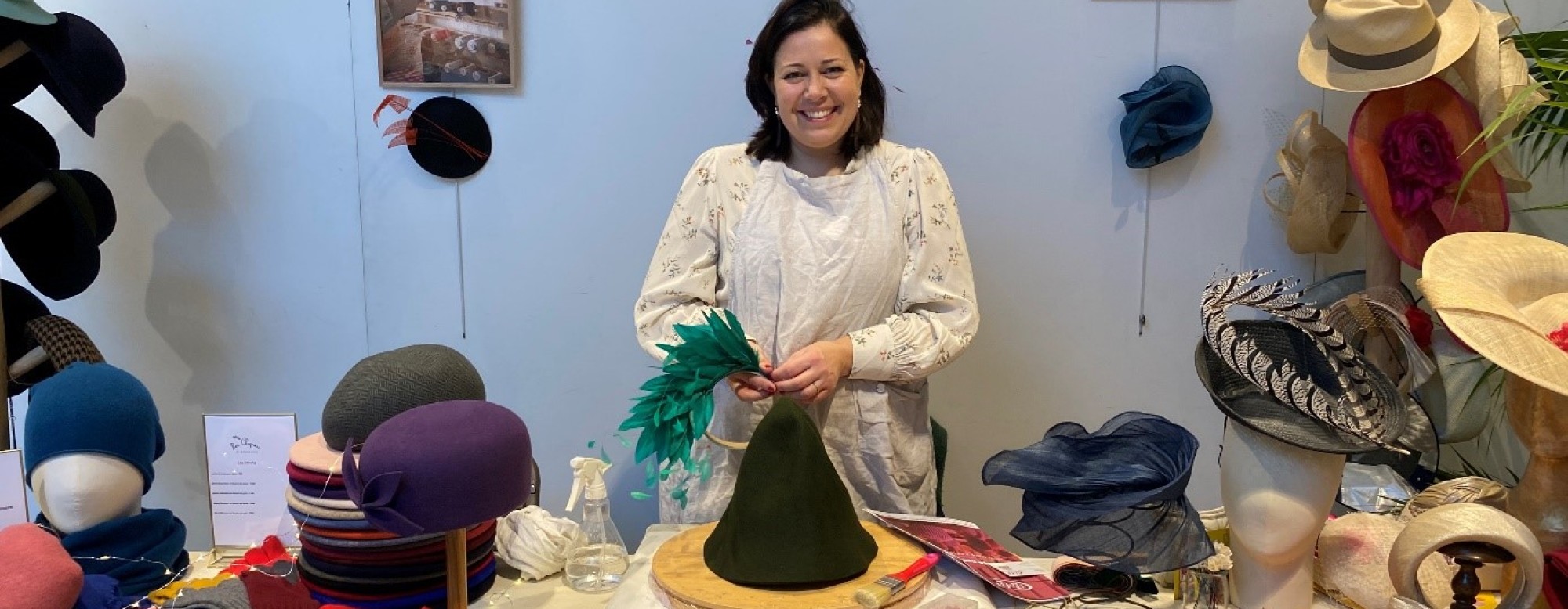 Artisan qui sourit devant ses créations