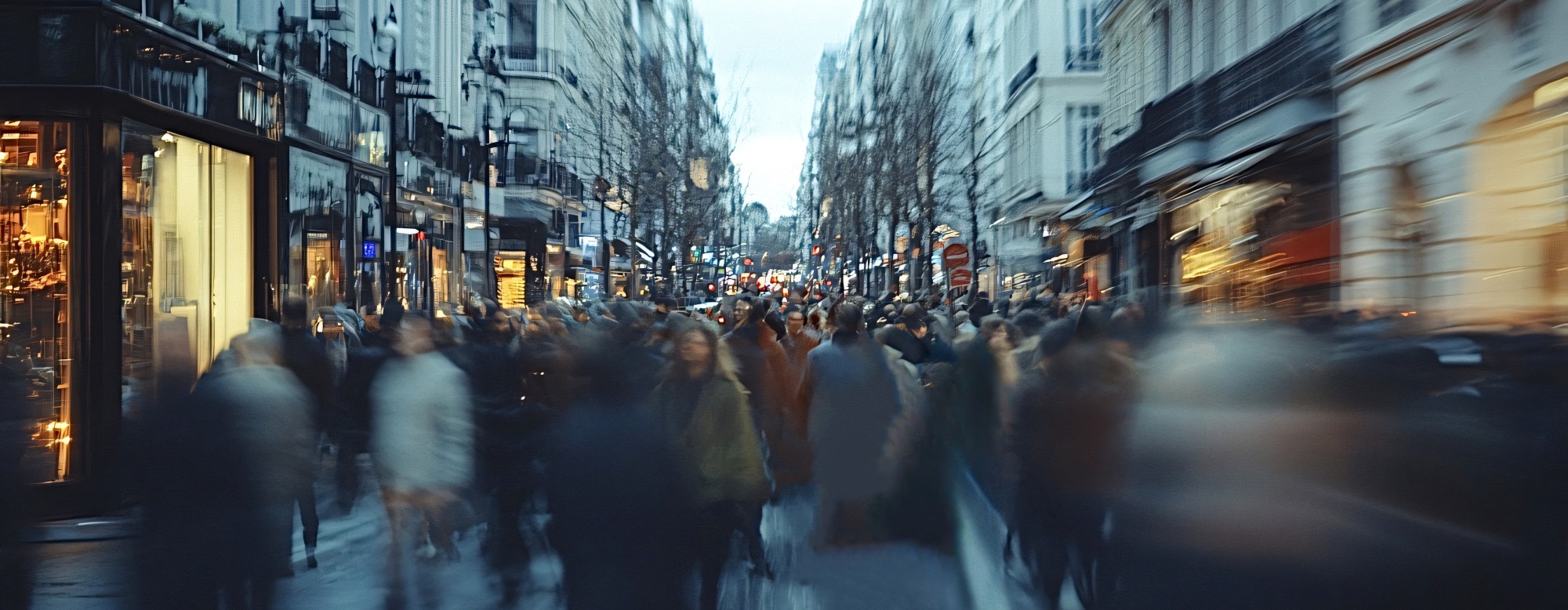Rue de Paris avec de nombreux piétons en mouvement