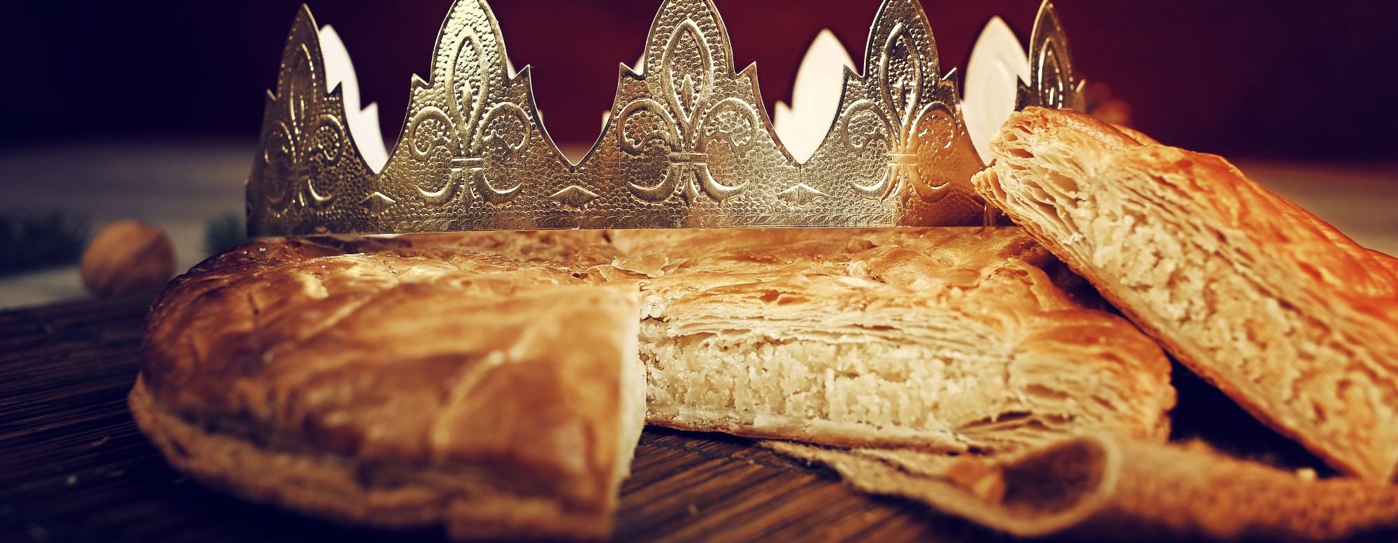 Galette des rois avec une couronne dessus, symbole de tradition française