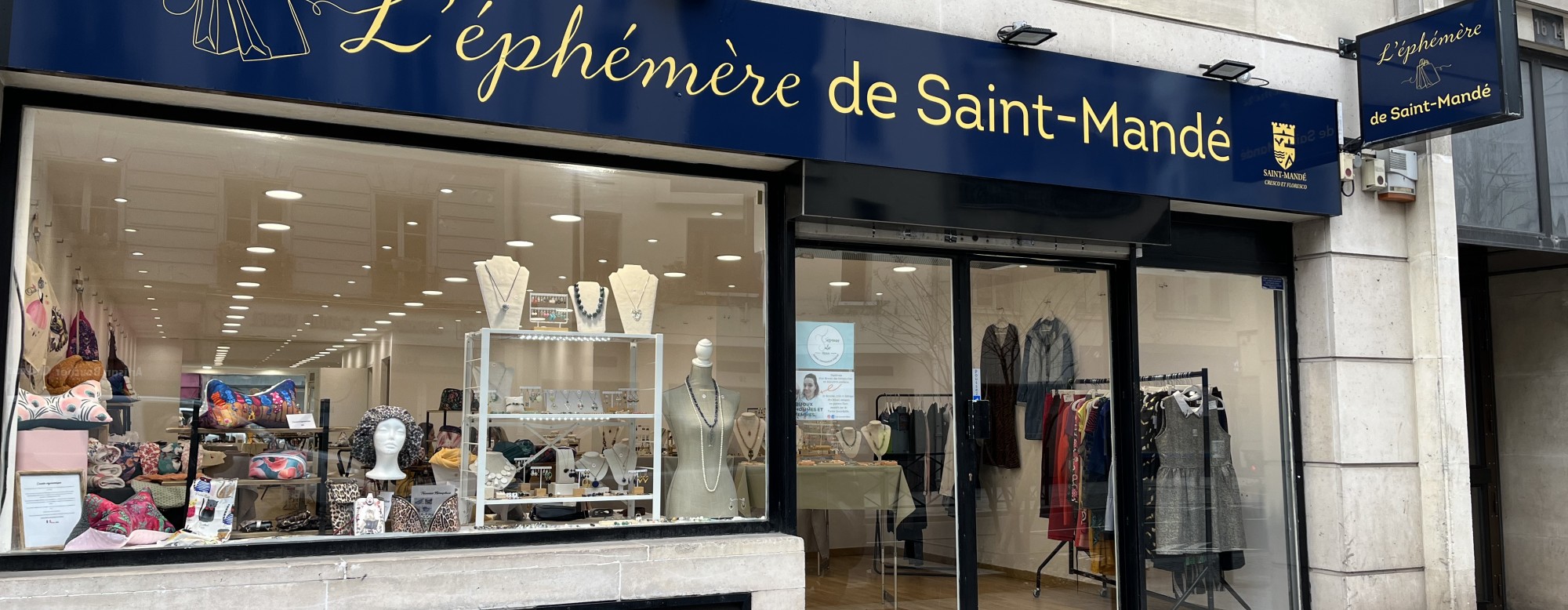 vitrine de la boutique éphémère située à Saint-Mandé 
